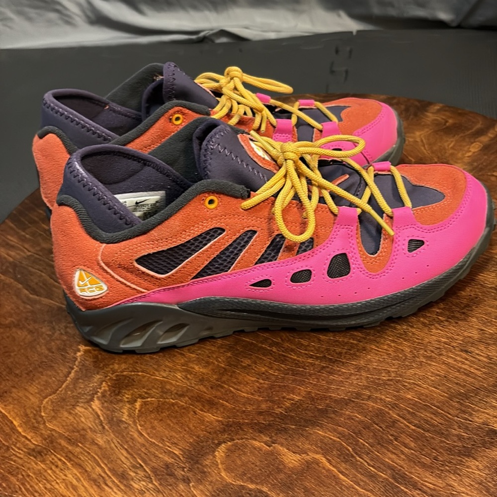 Nike ACG Hiking Shoes - Picture 4 of 10